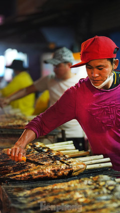 Phố cá lóc nướng tất bật xuyên đêm phục vụ ngày vía thần Tài