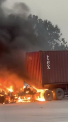 Xe đầu kéo bốc cháy ngùn ngụt khi đang đi trên đường