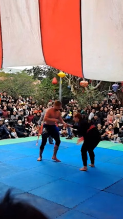 Võ sĩ MMA Belarus quật ngã nữ cao thủ Việt Nam tại sới vật hội làng Triều Khúc