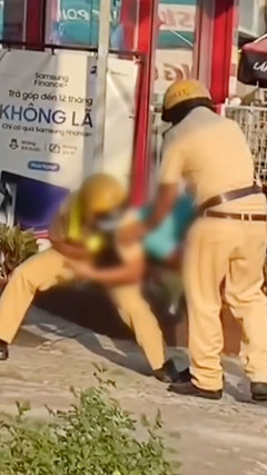 Vụ CSGT khống chế tài xế taxi ở TP.HCM: Tài xế xin lỗi mong được cảm thông