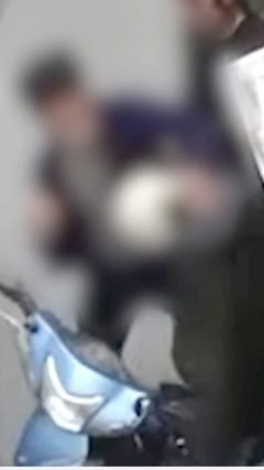 Chủ động xin lỗi, nam shipper vẫn bị tài xế Lexus đánh tới tấp 