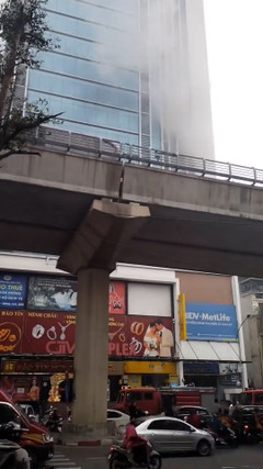 Cháy tòa nhà ở Hà Nội, hàng chục người hoảng loạn