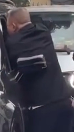 Người đàn ông đấm tới tấp tài xế ô tô trên phố Hà Nội