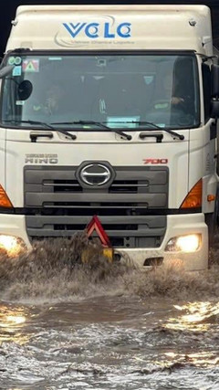 Hầm chui tuyến đường huyết mạch ở TP.HCM ngập nặng sau cơn mưa trái mùa