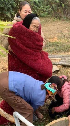 Giải cứu cụ bà 88 tuổi rơi xuống giếng sâu ở Tuyên Quang 