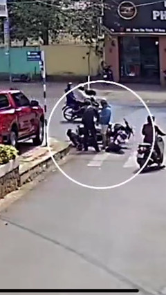 Phẫn nộ 2 thanh niên 'hổ báo' đánh người sau va chạm giao thông