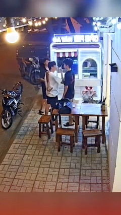 Người đàn ông chọc ghẹo cô gái, đập phá quán ăn 