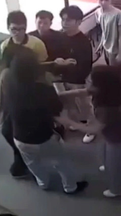 Đánh người yêu dã man tại quán cà phê, người đàn ông bị khởi tố