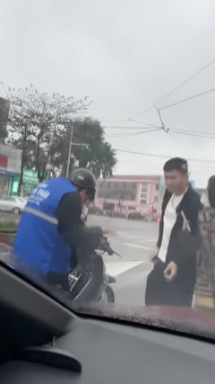 Va chạm giao thông, người đàn ông đấm đá túi bụi nam thanh niên giữa đường