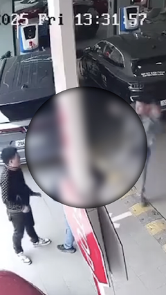 Dân mạng phẫn nộ tài xế côn đồ tung cước vào đầu người khác