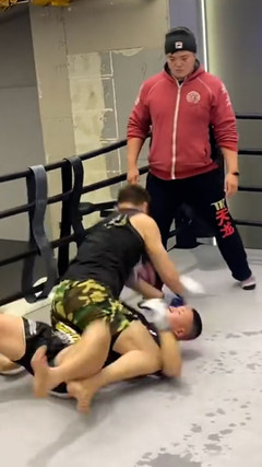 Thách thức nhà vô địch MMA, võ sĩ bị hạ gục chóng vánh