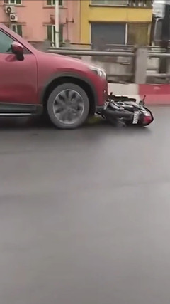 Gây tai nạn rồi bỏ chạy, tài xế ô tô còn kéo lê xe máy trên đoạn đường dài 