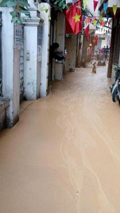 100 công nhân xử lý bùn tràn ngõ khi khoan đường ngầm metro Nhổn - ga Hà Nội