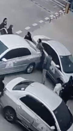 Bị học viên tập lái ô tô lùi trúng, người phụ nữ nhập viện