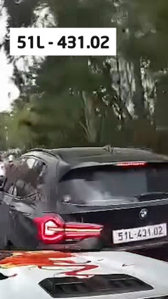 Phẫn nộ tài xế ô tô 51L - 431.02 ngang nhiên tạt đầu xe khác