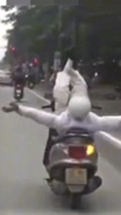 Người đàn ông liều lĩnh 'làm xiếc' với xe máy trên đường phố Nghệ An