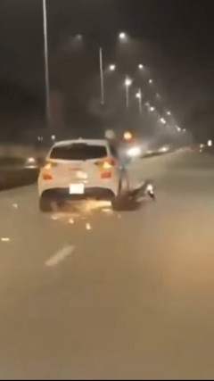 Va chạm giao thông, tài xế ô tô kéo lê xe máy bỏ chạy gần 3km