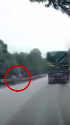 Người đàn ông cắt cỏ bên đường tử vong do lốp ô tô văng trúng