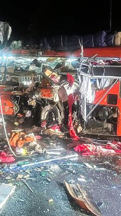 Xe khách tông xe đầu kéo làm 6 người chết 