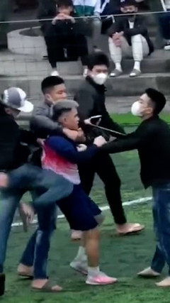 Nam thanh niên mang hung khí lao vào sân bóng đe doạ 'tình địch' 