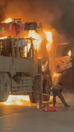 Hiện trường ô tô cháy ngùn ngụt trên Đại lộ Thăng Long 