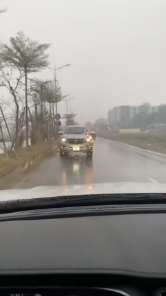 Nguy hiểm ô tô đi ngược chiều trong mưa 