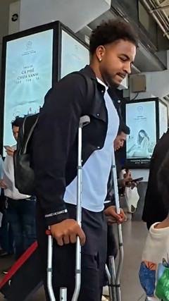 Xuân Son chống nạng dự lễ trao giải Quả bóng vàng Việt Nam