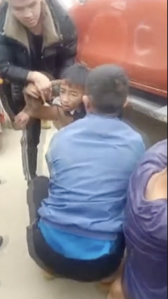 Nhấc xe bán tải cứu nam sinh lớp 5 mắc kẹt dưới gầm