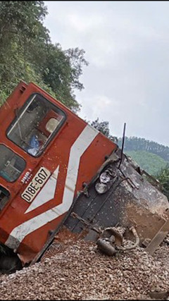 Xe tải vượt đường sắt ở đường ngang dân sinh tự phát, bị tàu hoả đâm