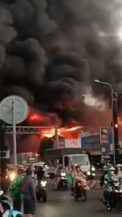 Nhà xưởng ở TP.HCM cháy lớn, cột khói bốc cao cả trăm mét