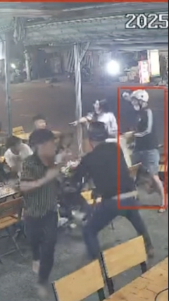 Nhóm thanh niên cầm dao lao vào quán ăn đập phá, đuổi chém người