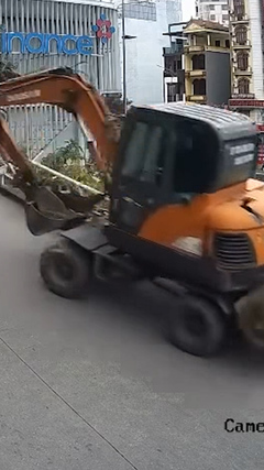 Giây phút xe máy xúc rơi xuống bờ kè tại Quảng Ninh