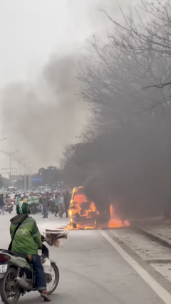 Ô tô cháy ngùn ngụt vào giờ cao điểm ở Hà Nội