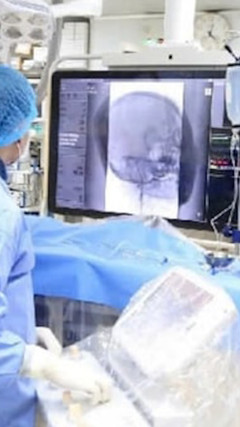 Cứu sống bé trai 12 tuổi đột quỵ khi đang học bài