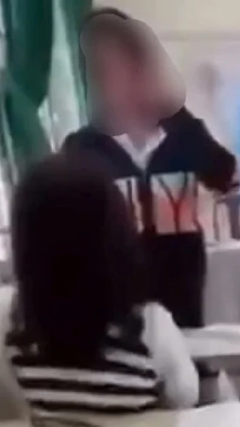 Nữ sinh lớp 10 đánh bạn, mang chích điện ra dọa bạn