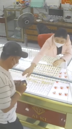 Nữ chủ tiệm vàng 'phi thân' qua tủ kính chặn đầu tên cướp