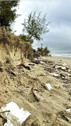 Sóng lớn công phá, bờ biển nổi tiếng ở miền Trung bị ngoạm' nghiêm trọng