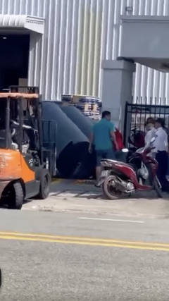 Tài xế làm rơi 3 cuộn vải, đè nam bảo vệ tử vong: Công an vào cuộc điều tra