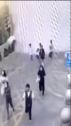 Động đất ở Myanmar: Bể bơi vô cực tràn nước như thác đổ, cuốn trôi nhiều người