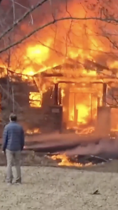 Máy bay rơi xuống khu dân cư ở Mỹ, bốc cháy dữ dội