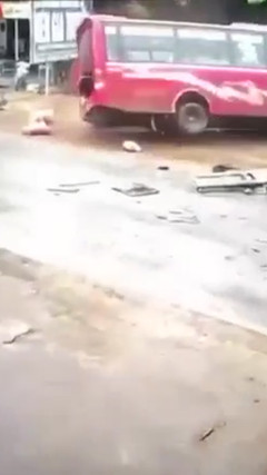 Xe khách tông trực diện xe đầu kéo, nhiều người văng xuống đường 