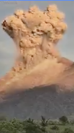 Núi lửa ở Philippines phun trào, tạo ra cột tro bụi cao gần 4.000m