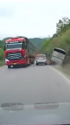 Phẫn nộ xe đầu kéo phi ầm ầm, vượt ẩu 'ép' xe tải lao vào vệ đường