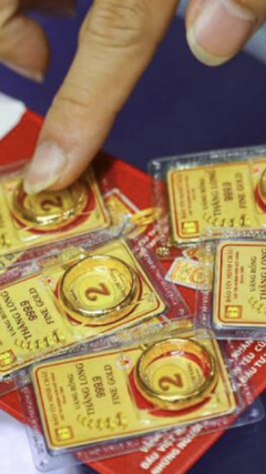 Giá vàng hôm nay 12/4: Tiếp tục tăng vọt