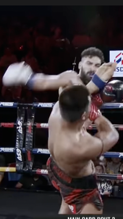 Tự ngã lộn cổ trên võ đài, võ sĩ Muay Thái bất ngờ thua knock-out