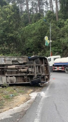 Lật xe khách trên đèo Tam Đảo, 2 người chết, nhiều người bị thương