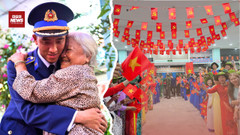 Khoảnh khắc xúc động: Mẹ Nam Bộ tiễn chiến sĩ lên đường sau lễ diễu binh 30/4