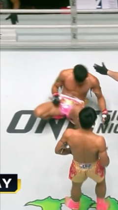 'Vua gối bay' hạ knock-out cao thủ muay Thái sau 50 giây