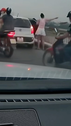 Phẫn nộ nữ tài xế dừng ô tô giữa cầu ném rác xuống sông 