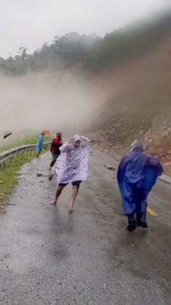 Đất đá từ trên núi rơi xuống, suýt trúng đoàn cán bộ đi kiểm tra sạt lở